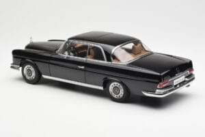Mercedes 280 SE W111 Coupe Czarny AUTOart 1:18 76286 Metal — zdjęcie 7 z 8