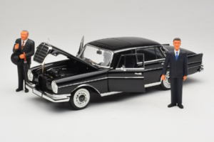 Mercedes 300 SE Czarny z Figurkami Revell 1:18 9050 Metal — zdjęcie 2 z 9