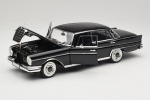 Mercedes 300 SE Czarny z Figurkami Revell 1:18 9050 Metal — zdjęcie 3 z 9