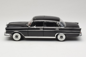 Mercedes 300 SE Czarny z Figurkami Revell 1:18 9050 Metal — zdjęcie 5 z 9