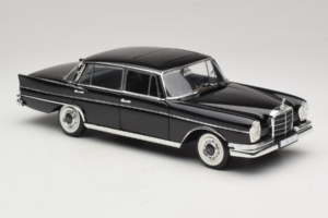 Mercedes 300 SE Czarny z Figurkami Revell 1:18 9050 Metal — zdjęcie 7 z 9