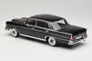 Mercedes 300 SE Czarny z Figurkami Revell 1:18 9050 Metal — zdjęcie 8 z 9