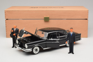Mercedes 300 SE Czarny z Figurkami Revell 1:18 9050 Metal — zdjęcie 9 z 9
