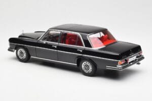 Mercedes 300 SEL 6.3 W109 Czarny AUTOart 1:18 76140 Metal — zdjęcie 7 z 8