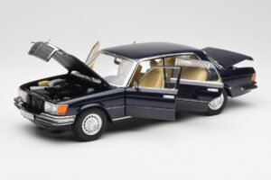 Mercedes 450 SEL 6.9 W116 Ciemnoniebieski Revell 1:18 8956 Metal — zdjęcie 2 z 8