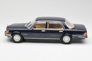 Mercedes 450 SEL 6.9 W116 Ciemnoniebieski Revell 1:18 8956 Metal — zdjęcie 4 z 8