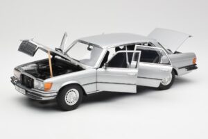 Mercedes 450 SEL 6.9 W116 Srebrny Revell 1:18 8955 Metal — zdjęcie 2 z 8