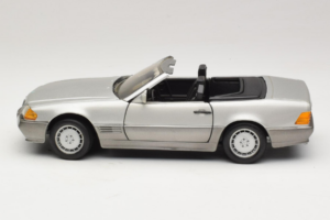 Mercedes SL 500 R129 Srebrny Revell 1:18 8801-P1 Metal — zdjęcie 4 z 8