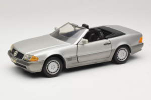 Mercedes SL 500 R129 Srebrny Revell 1:18 8801-P1 Metal