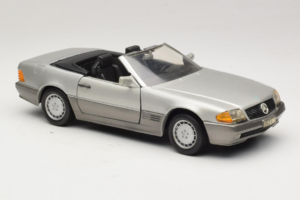 Mercedes SL 500 R129 Srebrny Revell 1:18 8801-P1 Metal — zdjęcie 6 z 8