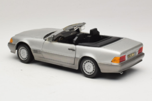 Mercedes SL 500 R129 Srebrny Revell 1:18 8801-P1 Metal — zdjęcie 7 z 8