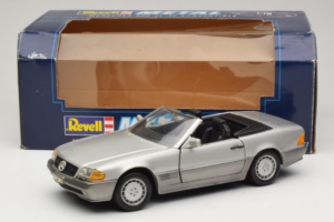 Mercedes SL 500 R129 Srebrny Revell 1:18 8801-P1 Metal — zdjęcie 8 z 8