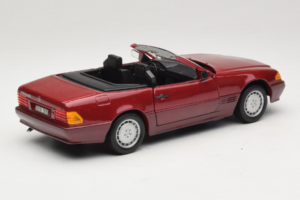 Mercedes 500 SL R129 Ciemnoczerwony Revell 1:18 8801 Metal — zdjęcie 3 z 8
