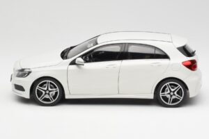 Mercedes A-Class W176 Cirrus Biały Norev 1:18 B66960126 Metal — zdjęcie 4 z 8