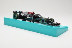 Mercedes AMG Petronas W12 E Performance #44 L. Hamilton Russian GP 2021 Minichamps 1:18 113211544 Metal — zdjęcie 4 z 6