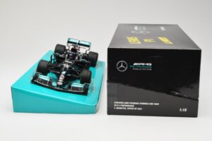 Mercedes AMG Petronas W12 E Performance #44 L. Hamilton Russian GP 2021 Minichamps 1:18 113211544 Metal — zdjęcie 6 z 6