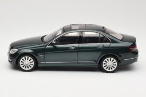 Mercedes C-Class W204 Avantgarde Ciemnozielony AUTOart 1:18 B66962366 Metal — zdjęcie 4 z 8