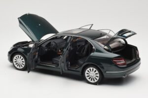 Mercedes C-Class W204 Avantgarde Ciemnozielony AUTOart 1:18 B66962366 Metal — zdjęcie 5 z 8