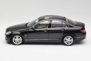 Mercedes C-Class W204 Avantgarde Obsidian Czarny AUTOart 1:18 76264-R1 Metal — zdjęcie 4 z 8