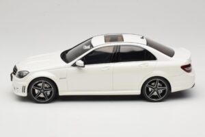 Mercedes C63 AMG W204 Diamond White GT Spirit 1:18 GT928 Żywica — zdjęcie 3 z 6