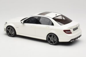 Mercedes C63 AMG W204 Diamond White GT Spirit 1:18 GT928 Żywica — zdjęcie 5 z 6