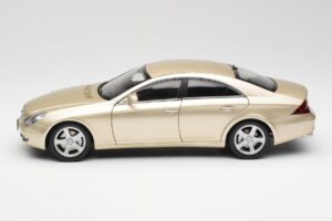 Mercedes CLS C219 Jasny Beżowy Złoty Kyosho 1:18 08401LBE Metal — zdjęcie 4 z 8