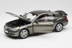 Mercedes E-Class Coupe C207 Titanite Szary Metalik Minichamps 1:18 B66962419 Metal — zdjęcie 2 z 8