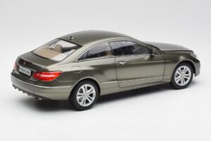 Mercedes E-Class Coupe C207 Titanite Szary Metalik Minichamps 1:18 B66962419 Metal — zdjęcie 3 z 8
