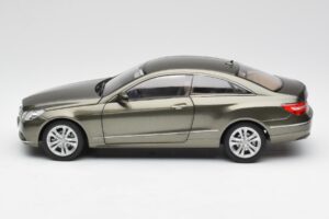 Mercedes E-Class Coupe C207 Titanite Szary Metalik Minichamps 1:18 B66962419 Metal — zdjęcie 4 z 8