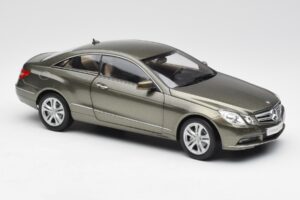 Mercedes E-Class Coupe C207 Titanite Szary Metalik Minichamps 1:18 B66962419 Metal — zdjęcie 6 z 8