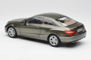 Mercedes E-Class Coupe C207 Titanite Szary Metalik Minichamps 1:18 B66962419 Metal — zdjęcie 7 z 8