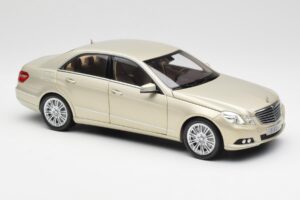 Mercedes E-Class W212 Elegance Pearl Beige Metalik Minichamps 1:18 B66960215 Metal — zdjęcie 6 z 8