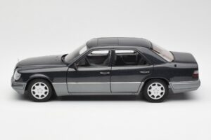 Mercedes E320 W124 Nautik Niebieski Metalik Dealer Edition AUTOart 1:18 B66040508 Metal — zdjęcie 4 z 8