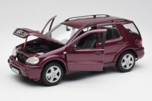 Mercedes ML55 AMG W163 Fioletowy Maisto 1:18 31876 Metal — zdjęcie 2 z 8