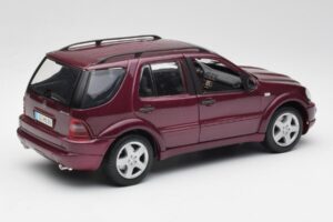 Mercedes ML55 AMG W163 Fioletowy Maisto 1:18 31876 Metal — zdjęcie 3 z 8