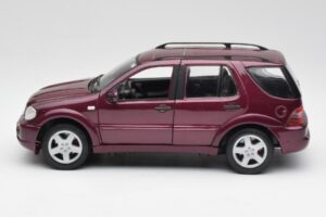 Mercedes ML55 AMG W163 Fioletowy Maisto 1:18 31876 Metal — zdjęcie 4 z 8