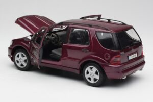 Mercedes ML55 AMG W163 Fioletowy Maisto 1:18 31876 Metal — zdjęcie 5 z 8