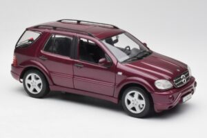 Mercedes ML55 AMG W163 Fioletowy Maisto 1:18 31876 Metal — zdjęcie 6 z 8