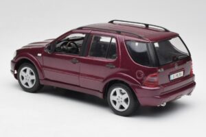 Mercedes ML55 AMG W163 Fioletowy Maisto 1:18 31876 Metal — zdjęcie 7 z 8