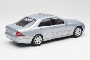 Mercedes S-Class W220 Jasnoniebieski Maisto 1:18 56050 Metal — zdjęcie 3 z 8