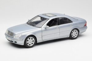 Mercedes S-Class W220 Jasnoniebieski Maisto 1:18 56050 Metal