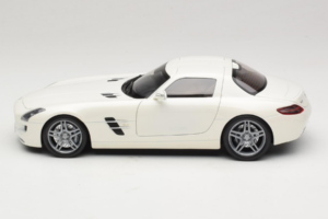Mercedes SLS AMG Designo Mystic White Museum Edition Minichamps 1:18 B66055551 Metal — zdjęcie 4 z 8