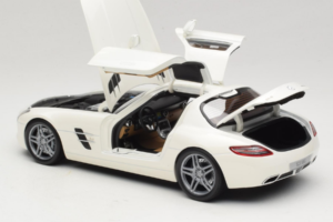 Mercedes SLS AMG Designo Mystic White Museum Edition Minichamps 1:18 B66055551 Metal — zdjęcie 5 z 8