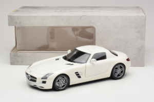 Mercedes SLS AMG Designo Mystic White Museum Edition Minichamps 1:18 B66055551 Metal — zdjęcie 8 z 8