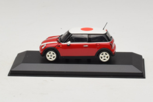 Mini Cooper Czerwony z Flagą Japonii Minichamps 1:43 80420309024-R1 Metal