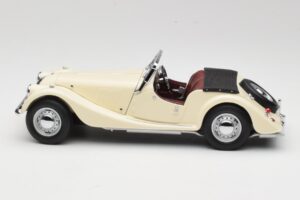 Morgan 4/4 Series II Biały Kyosho 1:18 08111W Metal — zdjęcie 4 z 8