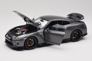 Nissan GT-R R35 Track Edition NISMO Gun Metallic MotorHelix 1:18 M83507 Metal — zdjęcie 2 z 8