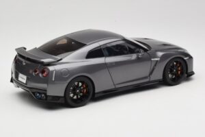 Nissan GT-R R35 Track Edition NISMO Gun Metallic MotorHelix 1:18 M83507 Metal — zdjęcie 3 z 8