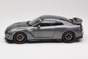 Nissan GT-R R35 Track Edition NISMO Gun Metallic MotorHelix 1:18 M83507 Metal — zdjęcie 4 z 8