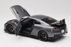 Nissan GT-R R35 Track Edition NISMO Gun Metallic MotorHelix 1:18 M83507 Metal — zdjęcie 5 z 8